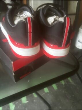 Wilson Men's Black and Red Low-Top Sneakers